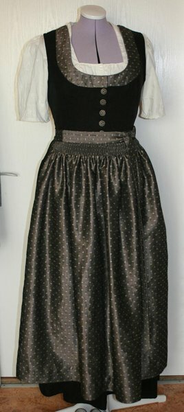 Mein erstes Dirndlkleid entstanden im Jahr 2009.
Stoff:schwarzer Leinenmischgewebe und Glanzstoff.
Blusenstoff:besticktes BW-Gewebe.
Die genaue Anleitung ist in meinem blog unter 2009 zu finden.
http://www.mamafee.blogspot.com