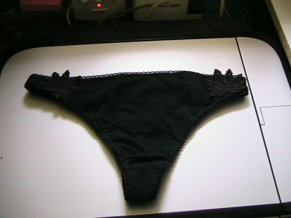 Ein String passend zum BH von meiner Tochter