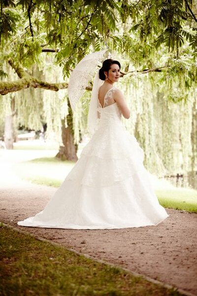 Das Brautkleid von hinten. Sie hat sich sehr wohl gefühlt.