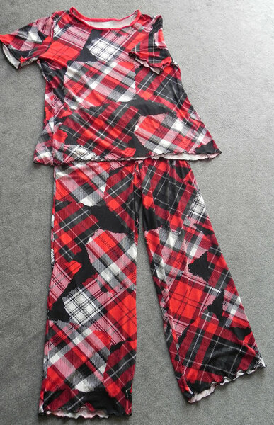 Schlafanzug aus Stoff mit Muster zum davonlaufen, aber dafür sehr gute Qualität und sehr gesenkt.