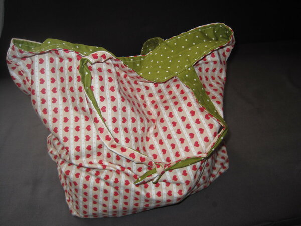 Diese Tasche nehme ich sehr gerne zum Einkauf mit.
Sie hält viel aus und war eine gute Gelegenheit grade Nähte zu üben, bei denen man nicht allzuviel verkehrt machen kann.