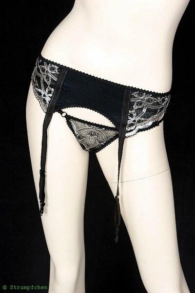 - Strumpfhalter "Valerie" (Schnitt von Sewy)
- String Tange "Angelica" (eigener Entwurf)
