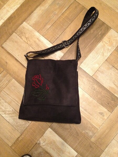 Tasche Anna aus Veloursleder mit Stickerei