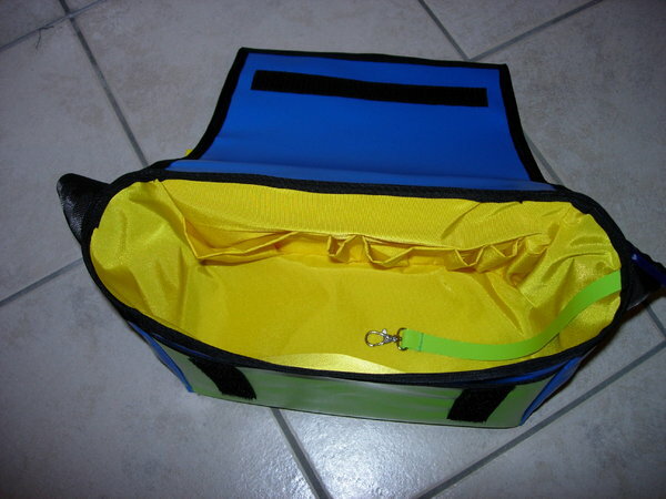 Geburstagsgeschenk aus Blache und Autogurten.