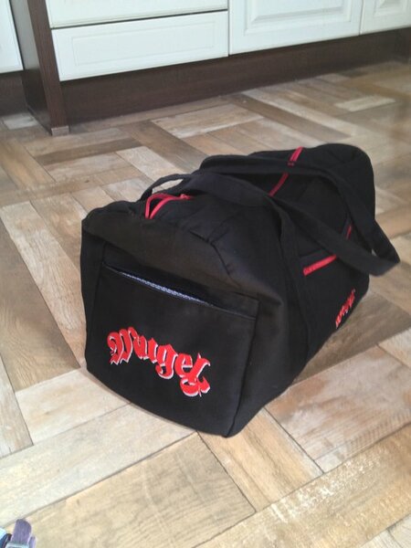 Sporttasche für meinen Mann mit Stickerei (Logo unseres Heavy-Metal-Clubs)