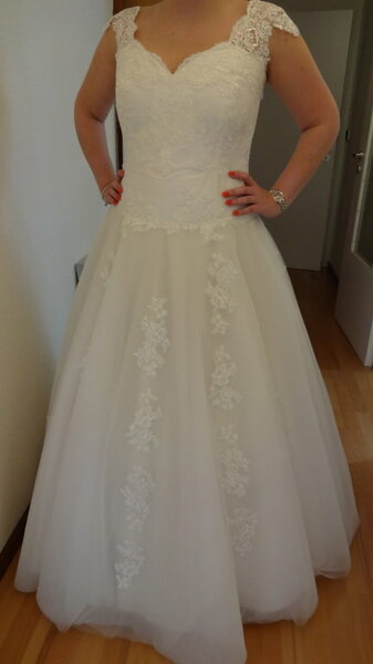 Das Brautkleid für dir Nichte aus viel Tüll und SpitzeDSC00326