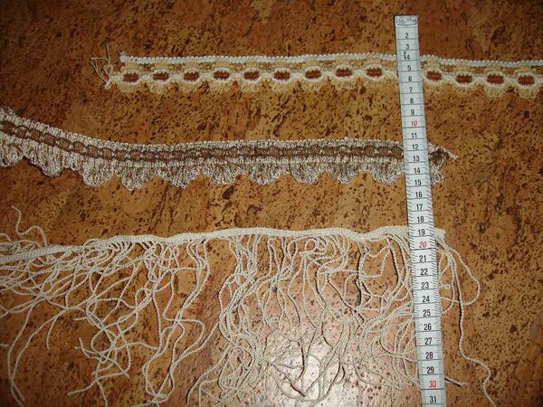 Borten 8-10

von oben nach unten
8: 3,5m breit, 5,5m lang
9: 4cm breit, 6,8m lang
10: 18cm lange Schnüre, Längen 3,8m + 2,1m


von den grösseren Stücken schneide ich auch was ab, wenn noch ein ordentliches Stück übrig bleibt.