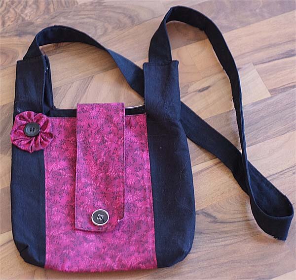 Eigentlich wollte ich mich an einer Gracie-Bag versuchen. Aber da der schwarze Stoff extrem dünn war, ist mir das Ergebnis nicht so gelungen. Beim nächsten Mal klappt es bestimmt.
