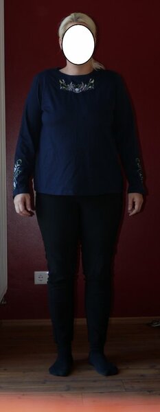 Vorderansicht mit Polster
nochmal das 1. Shirt nach dem Ottobre Creativ Set, mit improvisierten Schulterpolstern, linke Schulter dünn, rechte Schulter dicker.