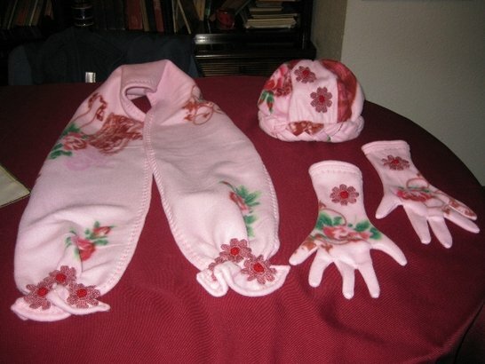 Fleece Set Emily 20 12 09
Schal, Mütze und Handschuhe für meine Enkelin, Blüten habe ich gehäkelt und aufgenäht.
Material: Fleece-Decke für 2,99 Euro