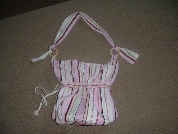 Juli 2009 - Meine Tochter hatte sich eine Tasche gewünscht, wie die aussehen sollte, war ihr egal. Also gab sie mir Stoff in die Hand und ich hab mir was einfallen lassen.