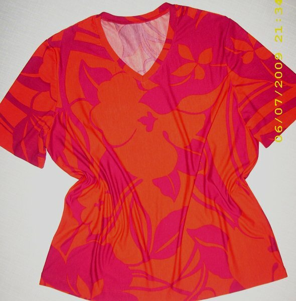 T-Shirt, nochmal nach Burda 8998 aus rotorangem Viskosejersey.
Diesmal habe ich es nicht verändert. Die Ärmel reichen bis zur Armbeuge und die Gesamtlänge bis Mitte Po.
Tragbar.