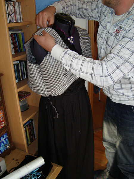Meine eigene Kreation 3
Entstehung einer Dirndlbluse aus schwarz-weiß kariertem Satin auf der Schneiderpuppe