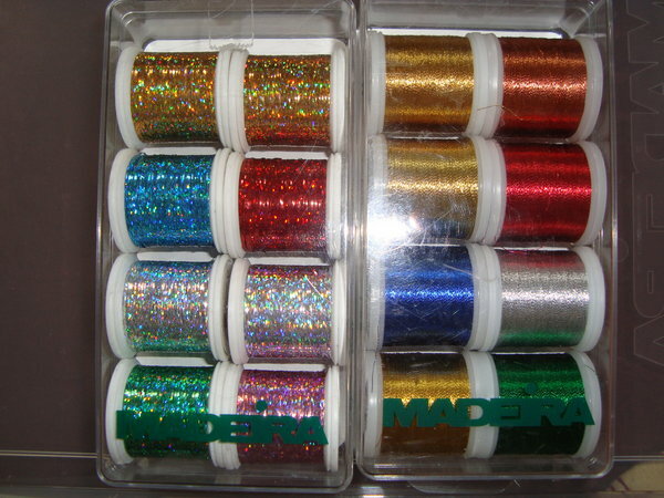 Madeira Stickgarnboxen
links: "Spectra holographic"
rechts: " Metallic Classic"