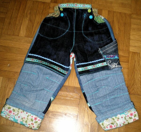 Eine Nonita (Farbenmix). Schnitt und Vögelchen-Webband aus der Sb von Kati. Als Stoff dienten ausrangierte Jeanshosen von mir