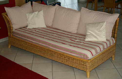 Und weil der Stoff meiner Julie so gut daheim ankam, habe ich gleich unsere beiden Sofas auch damit neu "angezogen".