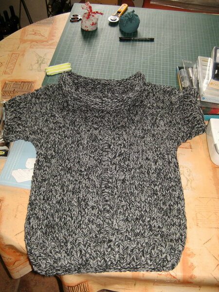 Modell 4, Pullunder, Lena spezial, L 1447, Gr. 38
selbst gewickelte Wolle, schwarz, grau, und meliert