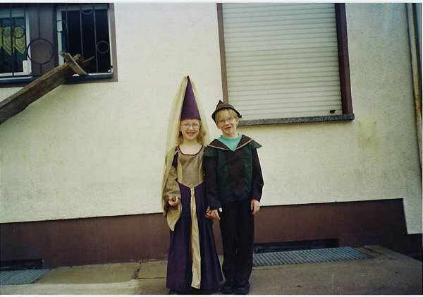 Floh und Bea das sind meien Zwei süßen als Burgfräulein und Robin Hood in Gr 134 wer interresse hat kann die Kostüme kaufen