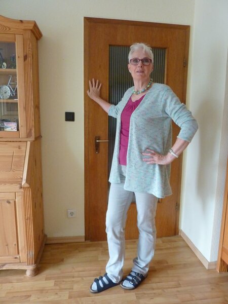 Melange Knit  aus Ottobre
Genaht aus grüm-melliertem Strickstoff in Gr. 40