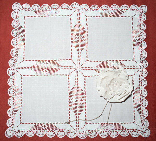 Deckchen mit Spitzeneinsatz,
Quardrate ca. 15 x 15 cm aus dem Rückenteil eines ausrangierten Herrenhemdes