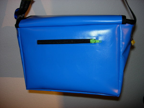 Geburstagsgeschenk aus Blache und Autogurten.