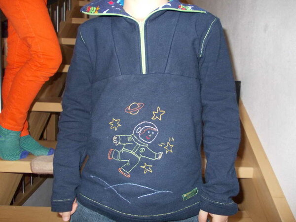 Altbewährter Schnitt von Ottobre (Mani) mit Freihandstickerei. Diesmal wurde ein Astronaut gewünscht.