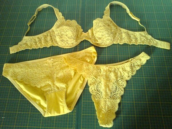 Sonnengelbes Set - BH Julie, String Julie und ein Slip nach einem gekauften.