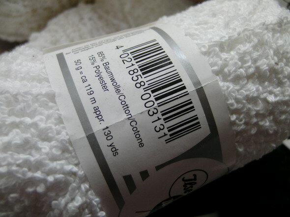 85% BW, 15% Polyester
Nadelstärke 3-3,5
Lauflänge ca. 119m
4 x 50 gr.

etwas angeschmuddelt....kann man das vorher in die Waschmaschine stecken?