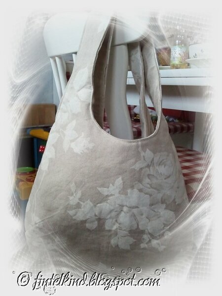 2012.20 Eine Wendetasche mit Rosenmuster