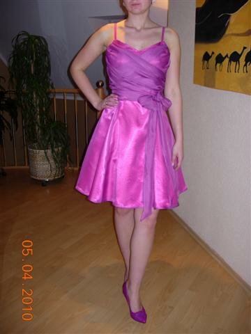 Das Kleid für die Trauzeugin aus Satin, Chiffon und Tüll im Unterrock