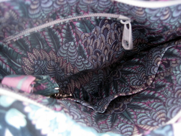 Die Tasche auf 70% verkleinert von innen. Auch hier habe ich eine Reißverschlussinnentasche und einen Karabiner eingenäht. Zusätzlich eine schlichte zweigeteilte Innentasche.