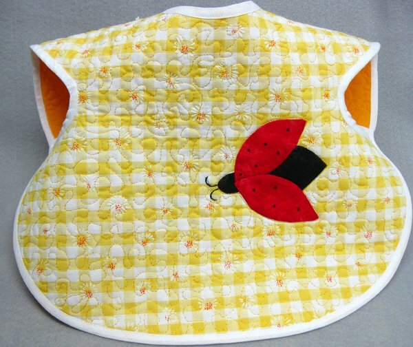 016flügellätzchen für babys
auf den karierten vorderseitenstoff habe ich einen marienkäfer von hand appliziert,ein vlies als zwischenlage und mit dem gelben rückseitenstoff gequiltet (maschine).mit vorgefalztem schrägband eingefasst.
