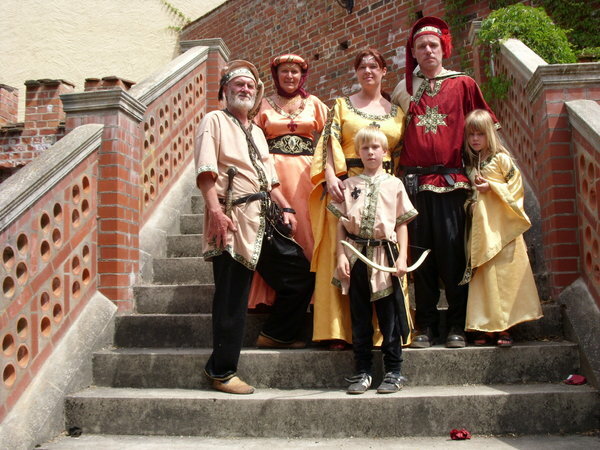 Plattenburgspektakel 22. Juni 08 - Drei Generationen in historischen Kostümen: selbst meine Eltern sind mittlerweile begeisterte Mittelalterfans