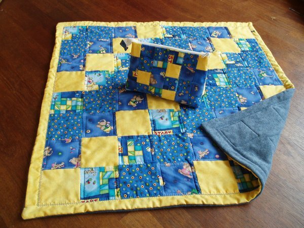 Krabbeldecke für meinen zukünftigen Neffen, der Mitte September auf die Welt kommen soll und eine passende Wickel-Utensilien-COS_TA.
Meine erste Patchwork-Decke.