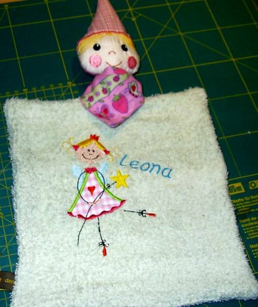Ein Kuscheltuch für ein "neues" Nachbars-Baby. Auf Frottee gestickt und mit Puppenkopf. Eine Stickdatei von www.stickbaer.de