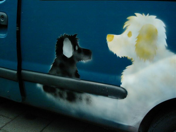 Meine Wasserhunde auf meinem alten Auto, habe ich in Schablonentechnik gesprayt...
