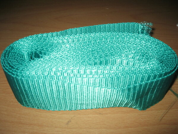 Z11) 
Gurtband grün (richtig kräftiges grün) 4cm breit 
4m lang, kann gerne auf Wunsch abgeschnitten werden