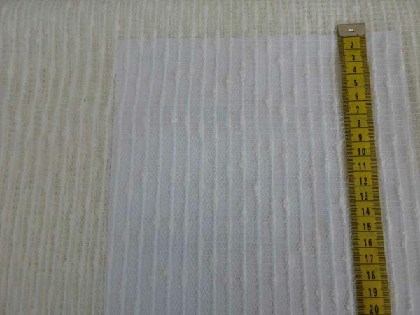 Stoff 213

Vorhang, Höhe 63 cm, Länge 488 cm, TW 2,0 qm