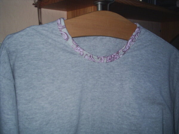 Beim Ausschnitt habe ich mit einem anderen Jersey als Abschluß experimentiert. Mir gefällt es ganz gut.