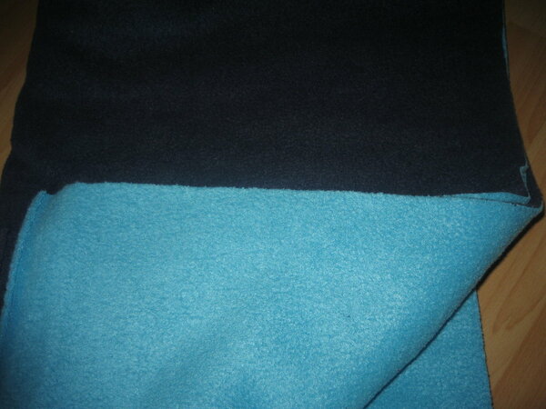 S21)
Fleece eine Seite dunkelblau, andere Seite Türkis