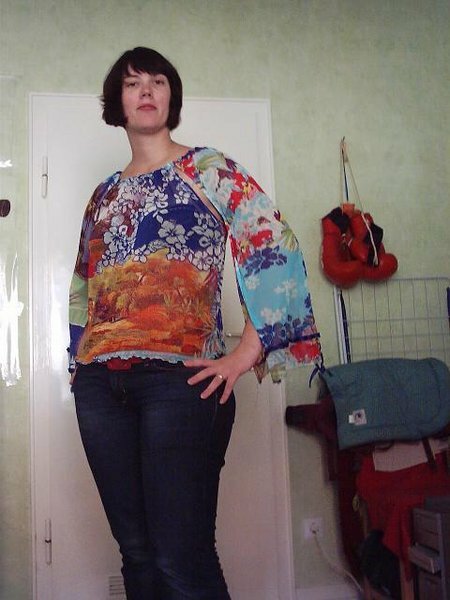 Hawaii Bluse aus der Burda 03/2008
Weil sie so schön einfach war. Allerdings würde ich niemals wieder derart stretchigen Stoff verwenden. Aber da mir das Muster so gut gefallen hat, ist es doch noch eine schicke Bluse für den Sommer draus geworden.
