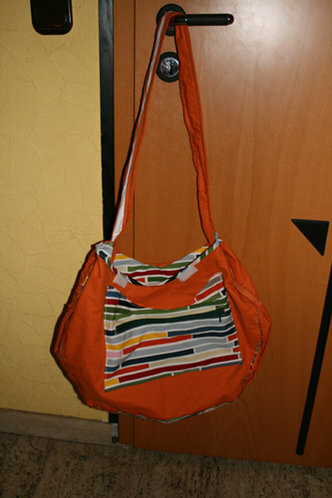 Die Tasche mit der Innenseite nach aussen damit man die Tasche innen besser sieht.