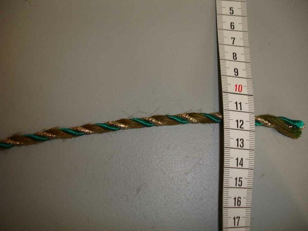 Kordel

0,5cm dick, aus drei Strängen gedreht: grün glänzend, gold und wie Hanf
Länge nach Absprache