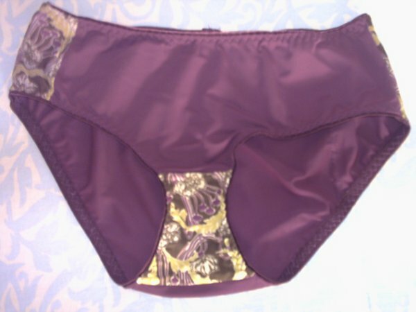 Slip aus Reste von Stoff und Spitze