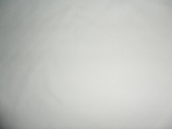 Stoff 33:
feiner Jersey-Pikee weiß
vorgewaschen
135 x 115 = 1,55 m²
