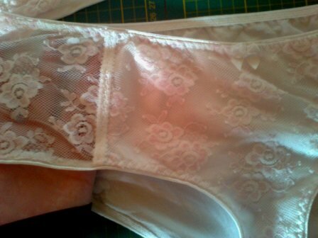 Hier eine Detailaufnahme von dem Panty: die Seitenteile sind nur aus Spitze, die vordere Mitte ist hinterlegt.