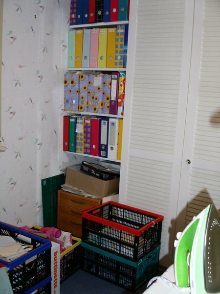 Schrank und Bügelwäsche
oh oh die guckt echt böse aus der Ecke ;-)