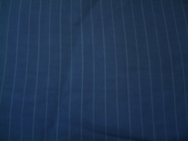 17. blau mit feinem weißen Streifen