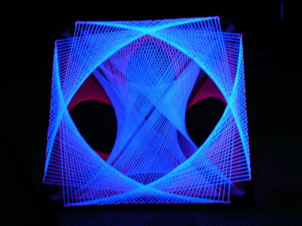 Fadenspann mit UV-Wolle bei Schwarzlicht