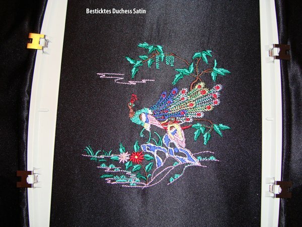 Stickerei für ein Kissen mit Kederrand
aus Duchess Satin